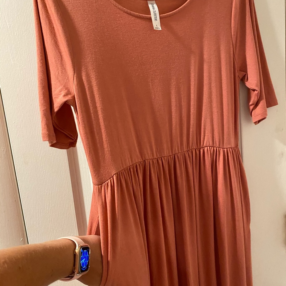 Size LG mid-length sleeve maxi dress with pockets.